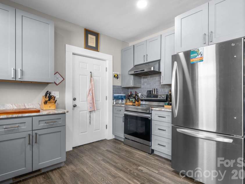 115 12th Street, Hickory, NC 28602.  MLS# CAR4348902, YatesRealty ID 2257. 