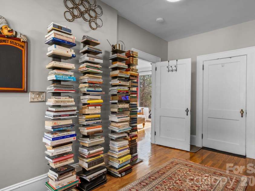115 12th Street, Hickory, NC 28602.  MLS# CAR4348902, YatesRealty ID 2257. 