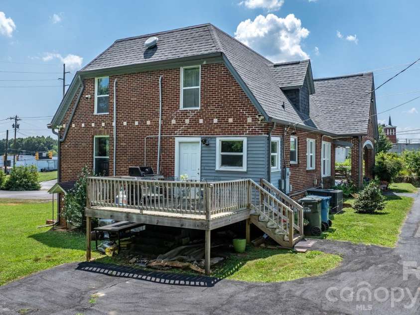 115 12th Street, Hickory, NC 28602.  MLS# CAR4348902, YatesRealty ID 2257. 
