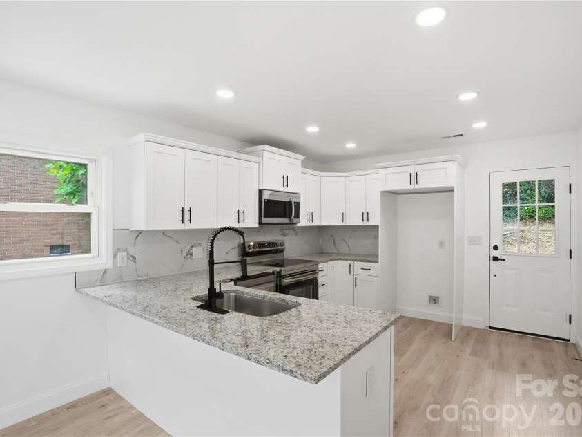 921 Green Circle Drive, Gastonia, NC 28054.  MLS# CAR4373912, YatesRealty ID 22572. 