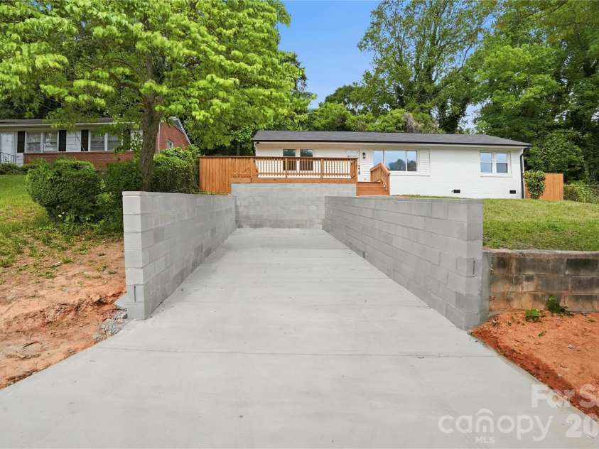 921 Green Circle Drive, Gastonia, NC 28054.  MLS# CAR4373912, YatesRealty ID 22572. 