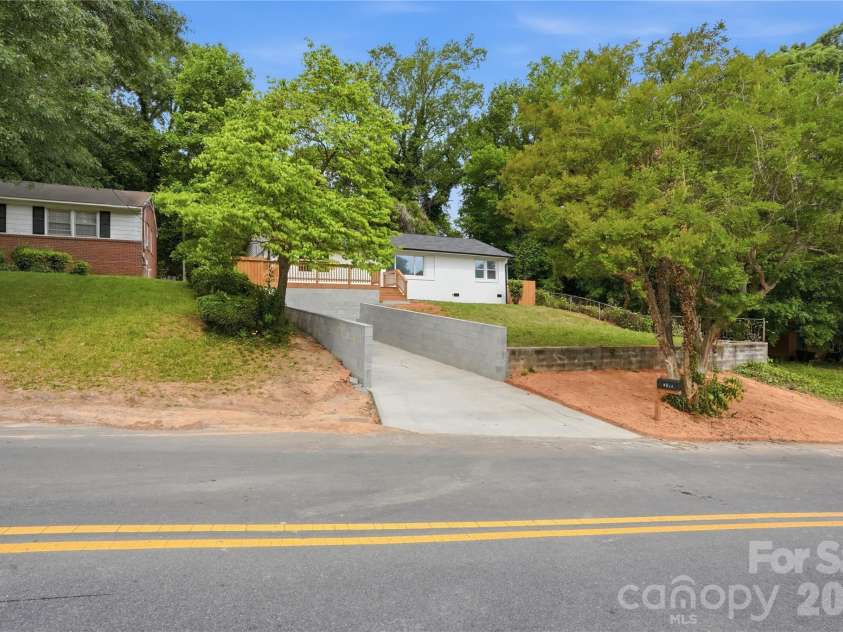 921 Green Circle Drive, Gastonia, NC 28054.  MLS# CAR4373912, YatesRealty ID 22572. 