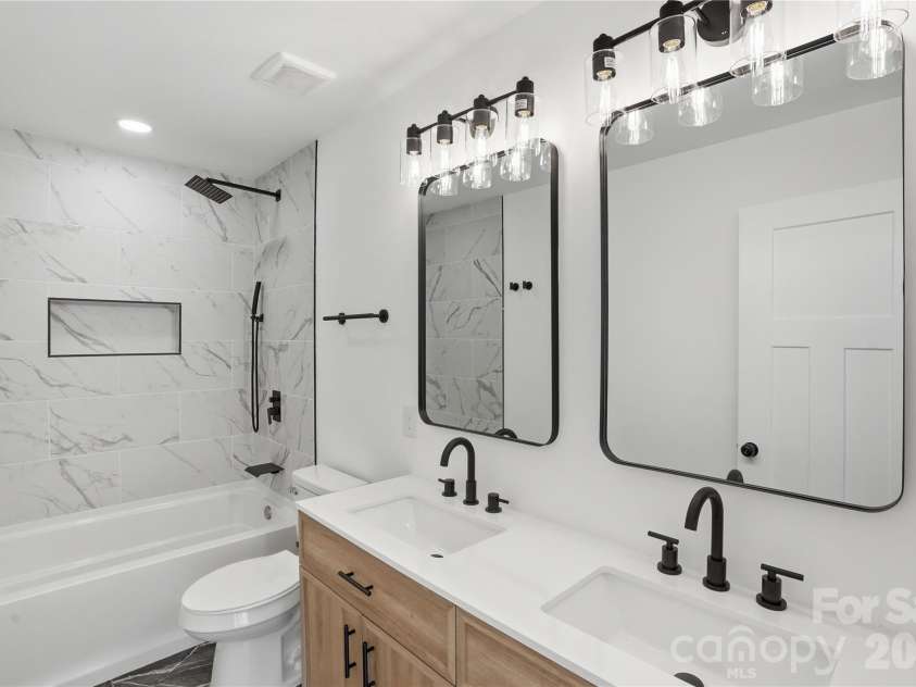 921 Green Circle Drive, Gastonia, NC 28054.  MLS# CAR4373912, YatesRealty ID 22572. Bathroom - full