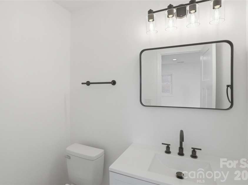 921 Green Circle Drive, Gastonia, NC 28054.  MLS# CAR4373912, YatesRealty ID 22572. Bathroom - half