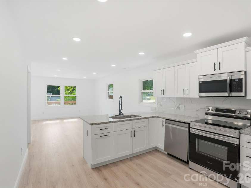 921 Green Circle Drive, Gastonia, NC 28054.  MLS# CAR4373912, YatesRealty ID 22572. Kitchen