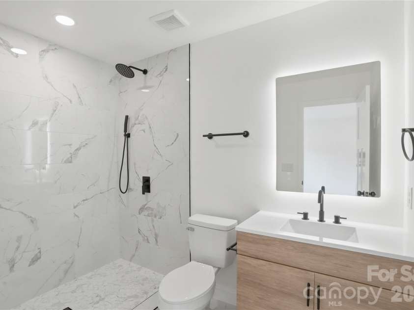 921 Green Circle Drive, Gastonia, NC 28054.  MLS# CAR4373912, YatesRealty ID 22572. Primary bathroom - full