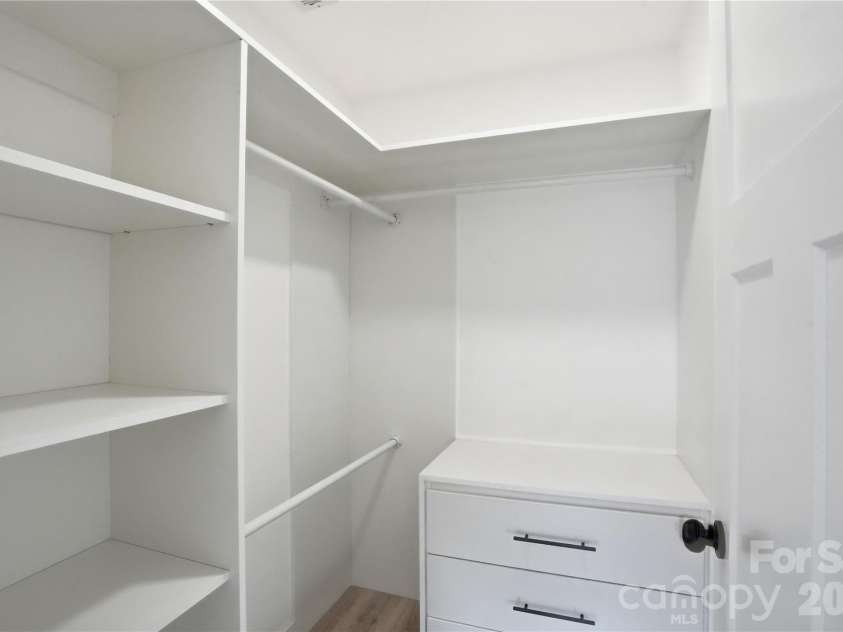 921 Green Circle Drive, Gastonia, NC 28054.  MLS# CAR4373912, YatesRealty ID 22572. Walk-in closet