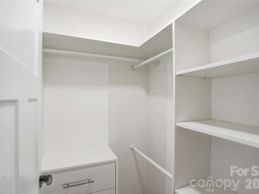 921 Green Circle Drive, Gastonia, NC 28054.  MLS# CAR4373912, YatesRealty ID 22572. Walk-in closet