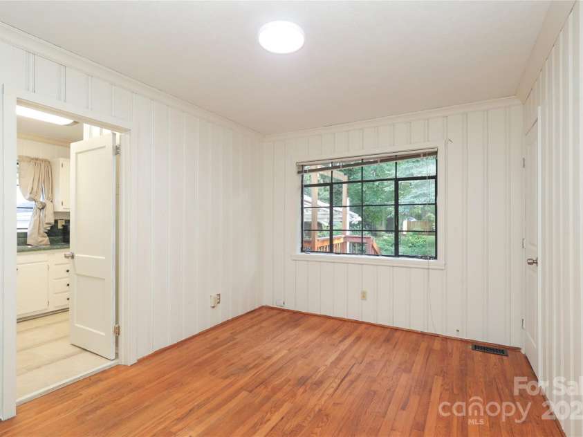 516 Northgate Avenue, Charlotte, NC 28209.  MLS# CAR4245106, YatesRealty ID 22573. 