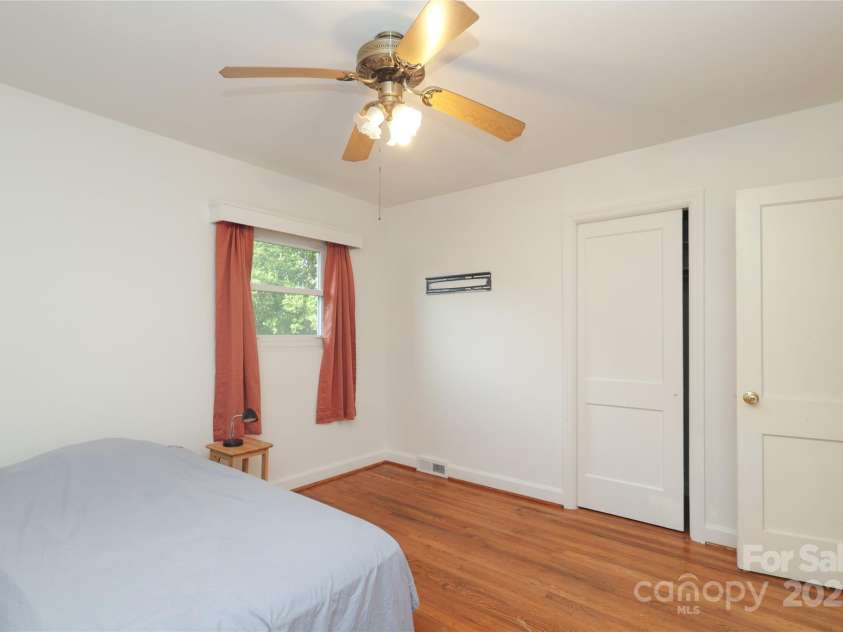 516 Northgate Avenue, Charlotte, NC 28209.  MLS# CAR4245106, YatesRealty ID 22573. 