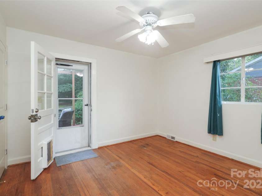 516 Northgate Avenue, Charlotte, NC 28209.  MLS# CAR4245106, YatesRealty ID 22573. 