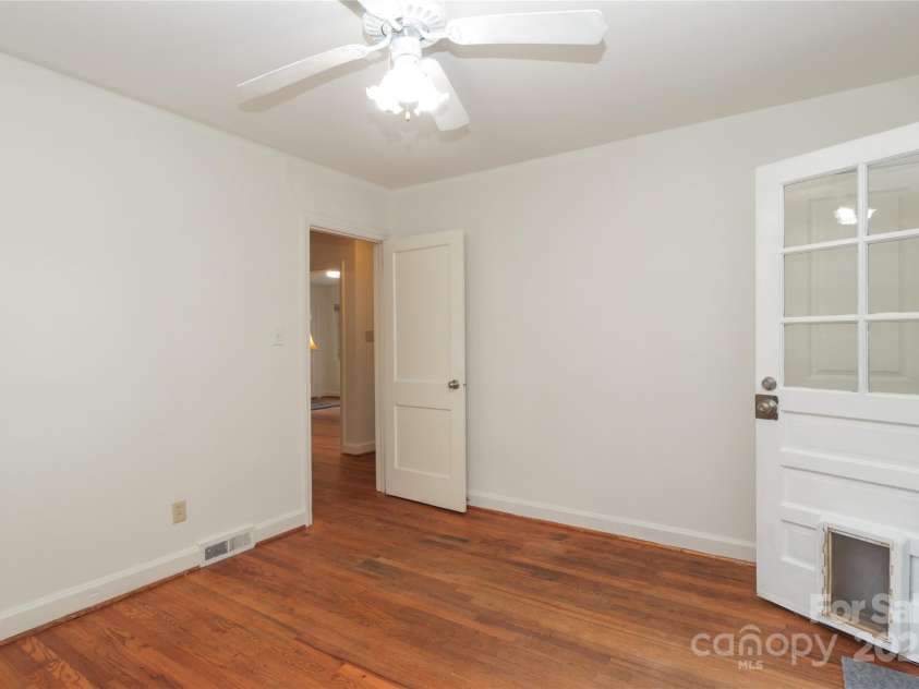 516 Northgate Avenue, Charlotte, NC 28209.  MLS# CAR4245106, YatesRealty ID 22573. 