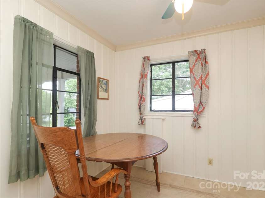 516 Northgate Avenue, Charlotte, NC 28209.  MLS# CAR4245106, YatesRealty ID 22573. Eat in kitchen area