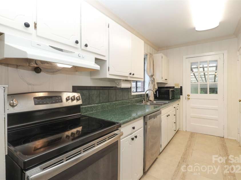 516 Northgate Avenue, Charlotte, NC 28209.  MLS# CAR4245106, YatesRealty ID 22573. Galley kitchen