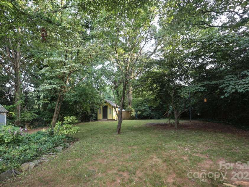 516 Northgate Avenue, Charlotte, NC 28209.  MLS# CAR4245106, YatesRealty ID 22573. Huge backyard