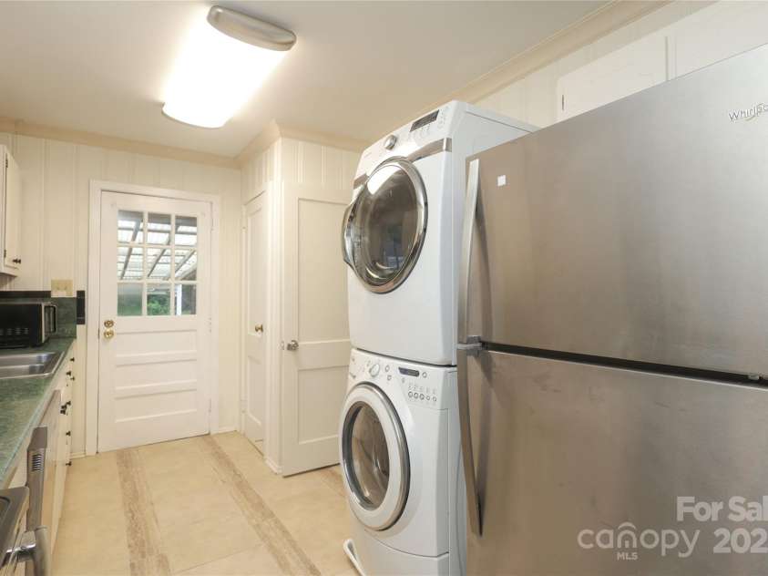 516 Northgate Avenue, Charlotte, NC 28209.  MLS# CAR4245106, YatesRealty ID 22573. Stackable w/d convey with acceptable offer.
