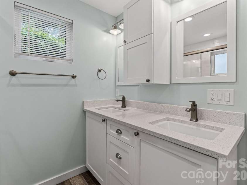 21200 Rio Oro Drive, Cornelius, NC 28031.  MLS# CAR4396261, YatesRealty ID 22574. Primary ensuite bath with double vanity and a separate make up vanity for ample space.