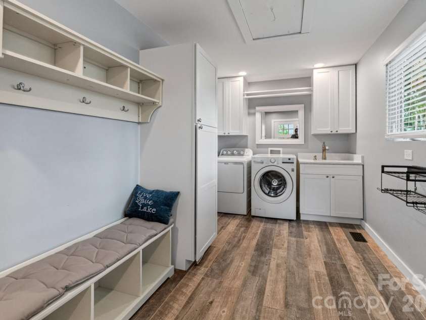 21200 Rio Oro Drive, Cornelius, NC 28031.  MLS# CAR4396261, YatesRealty ID 22574. You will love this Laundry Room with a drop zone.