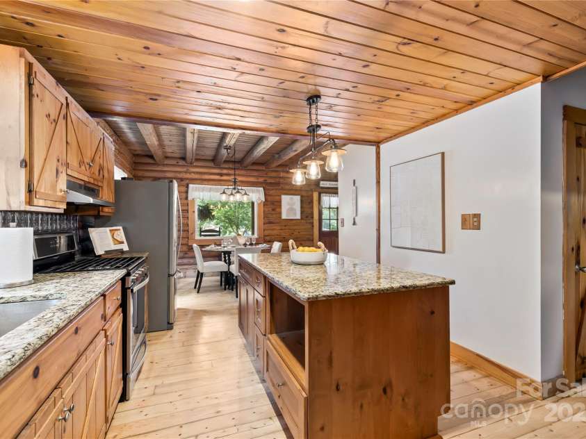 6836 Summer Hill Drive, Denver, NC 28037.  MLS# CAR4271136, YatesRealty ID 22574. Kitchen- boasting granite countertops & SS appliances