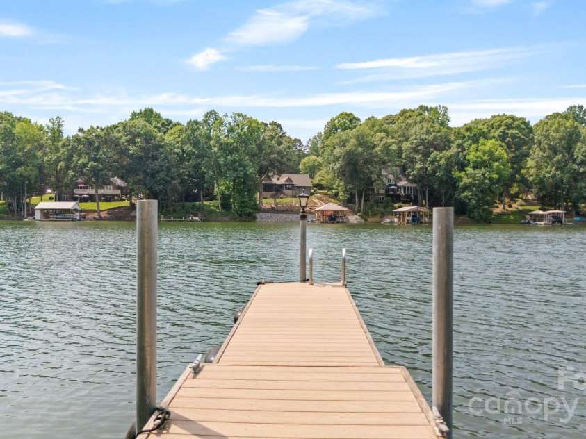 6836 Summer Hill Drive, Denver, NC 28037.  MLS# CAR4271136, YatesRealty ID 22574. Pier w/ sun deck were completed in 2018