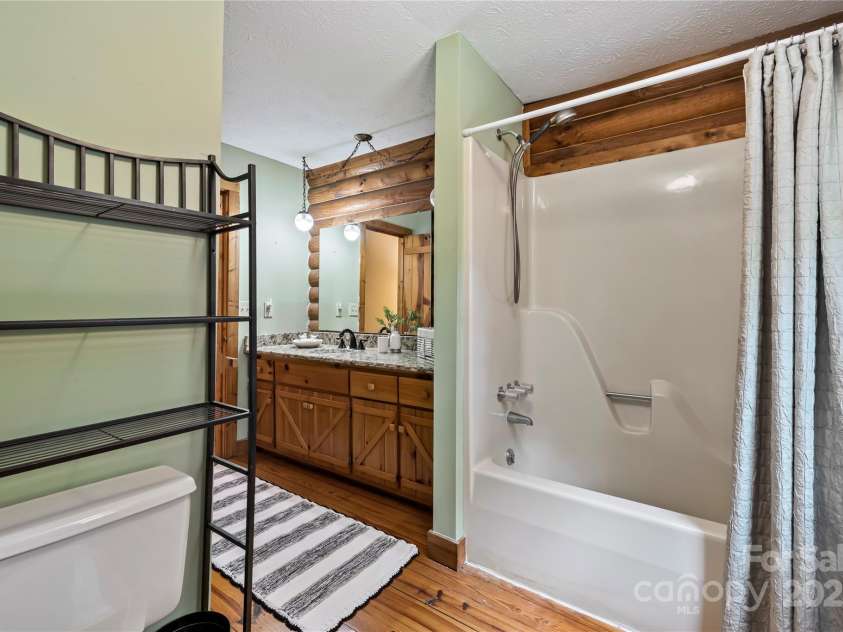 6836 Summer Hill Drive, Denver, NC 28037.  MLS# CAR4271136, YatesRealty ID 22574. Second floor features an updated full bath, perfectly complementing the upstairs bedrooms.