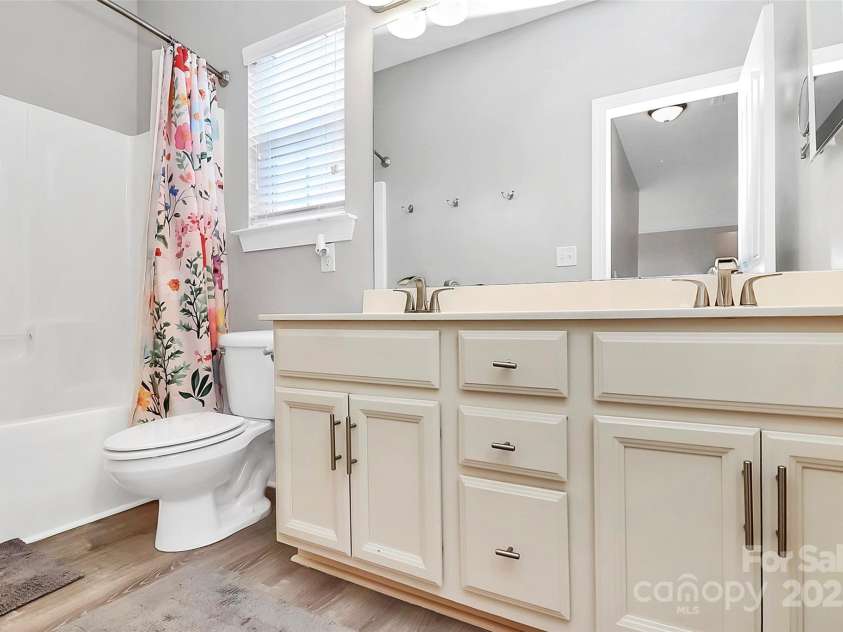 1618 Bay Meadows Avenue, Concord, NC 28027.  MLS# CAR4259621, YatesRealty ID 22575. Full Bath w/ Dual Sinks