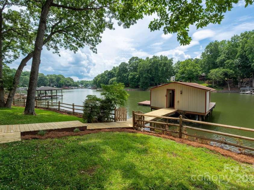 6259 River Cabin Lane, Charlotte, NC 28278.  MLS# CAR4271955, YatesRealty ID 22576. Fenced in yard with pathway to your private boat house.