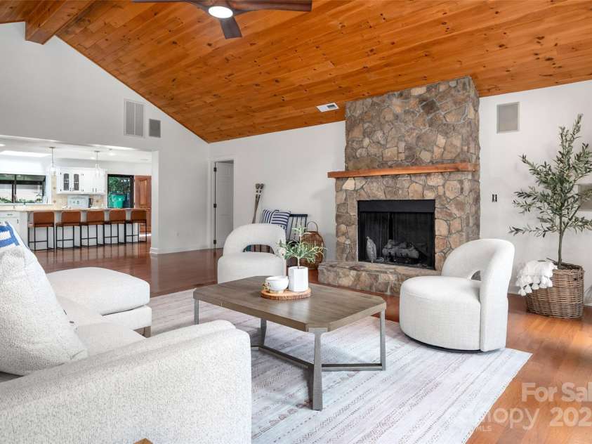 6259 River Cabin Lane, Charlotte, NC 28278.  MLS# CAR4271955, YatesRealty ID 22576. Freshly painted walls, trim, doors, and closets—part of a whole-home refresh.