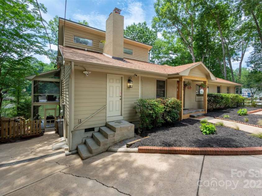 6259 River Cabin Lane, Charlotte, NC 28278.  MLS# CAR4271955, YatesRealty ID 22576. Great shot of the screened-in porches.