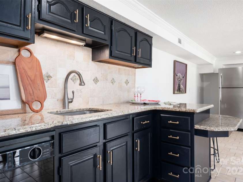 6259 River Cabin Lane, Charlotte, NC 28278.  MLS# CAR4271955, YatesRealty ID 22576. Kitchenette located in the basement perfect for quick snacks off of the lake or late night movie snacks! Refrigerator conveys w/ property.