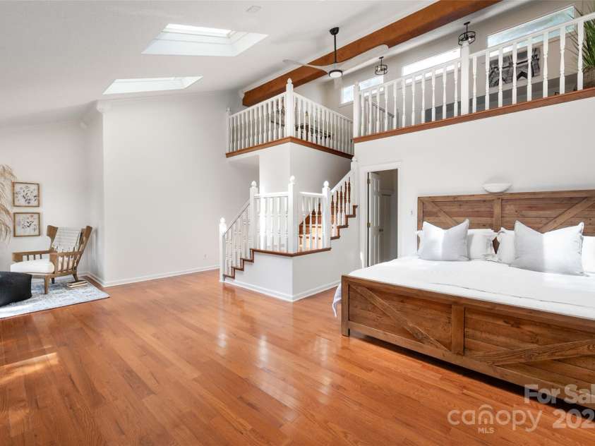 6259 River Cabin Lane, Charlotte, NC 28278.  MLS# CAR4271955, YatesRealty ID 22576. Main floor primary bedroom oasis