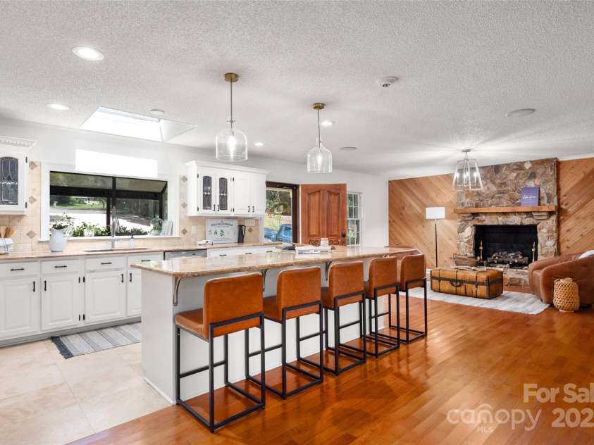 6259 River Cabin Lane, Charlotte, NC 28278.  MLS# CAR4271955, YatesRealty ID 22576. Newly painted cabinets, new hardware and light fixtures!