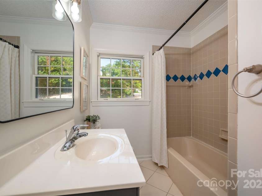 6259 River Cabin Lane, Charlotte, NC 28278.  MLS# CAR4271955, YatesRealty ID 22576. Second full bathroom on the main floor.