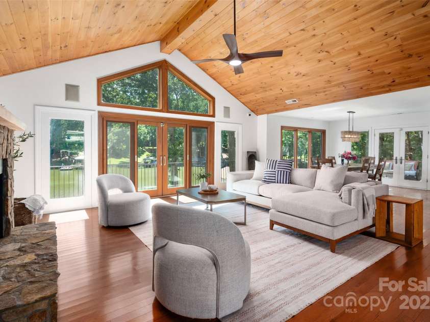 6259 River Cabin Lane, Charlotte, NC 28278.  MLS# CAR4271955, YatesRealty ID 22576. Welcome to lake life!