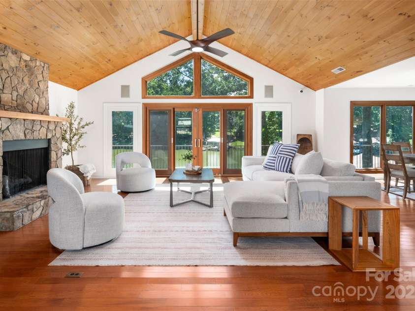 6259 River Cabin Lane, Charlotte, NC 28278.  MLS# CAR4271955, YatesRealty ID 22576. Welcome to lake life! Wowsa!