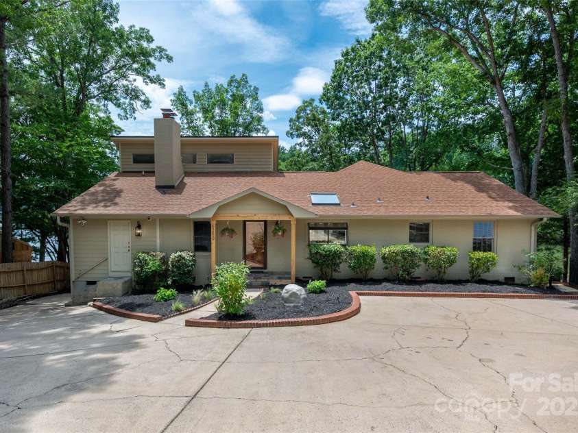 6259 River Cabin Lane, Charlotte, NC 28278.  MLS# CAR4271955, YatesRealty ID 22576. Welcome to your lakefront retreat on Withers Cove! This beautifully updated 3BR/3BA home offers the perfect blend of comfort, style, & relaxed waterfront living — ideal as a full-time residence or a weekend escape.