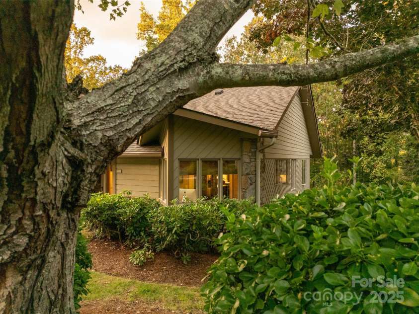 1302 Timber Trail, Asheville, NC 28804.  MLS# CAR4301638, YatesRealty ID 2258. 