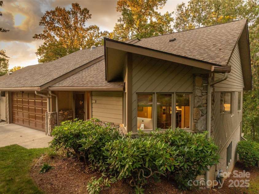 1302 Timber Trail, Asheville, NC 28804.  MLS# CAR4301638, YatesRealty ID 2258. 
