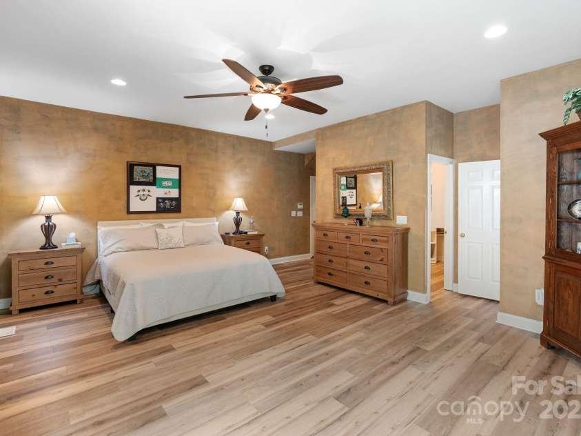 17112 Green Dolphin Lane, Cornelius, NC 28031.  MLS# CAR4251860, YatesRealty ID 22580. 2nd Primary suite