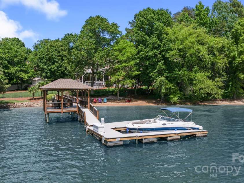 17112 Green Dolphin Lane, Cornelius, NC 28031.  MLS# CAR4251860, YatesRealty ID 22580. 