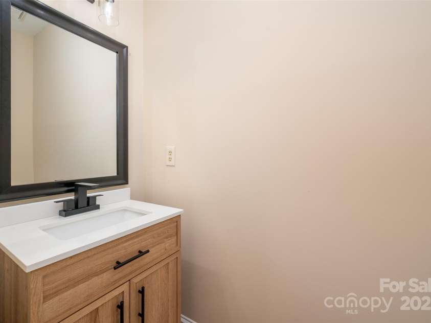 15535 Eagleview Drive, Charlotte, NC 28278.  MLS# CAR4249773, YatesRealty ID 22581. 