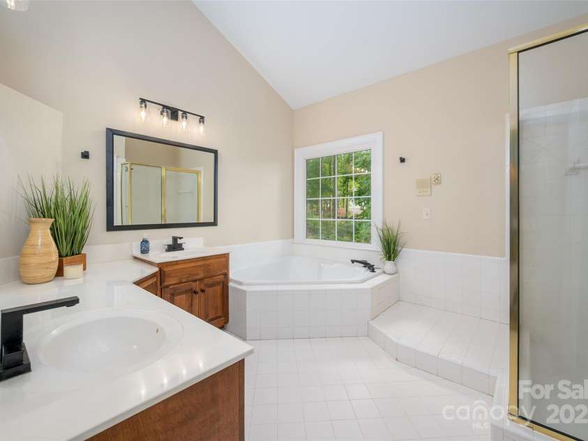 15535 Eagleview Drive, Charlotte, NC 28278.  MLS# CAR4249773, YatesRealty ID 22581. 