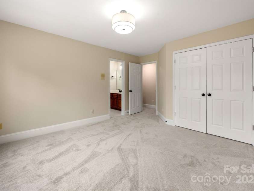 15535 Eagleview Drive, Charlotte, NC 28278.  MLS# CAR4249773, YatesRealty ID 22581. 