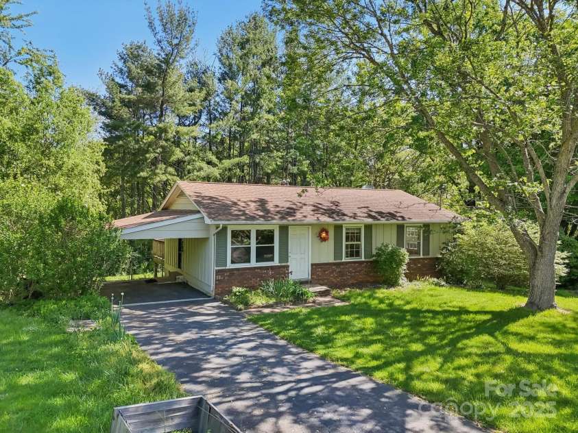 19 Clement Place, Asheville, NC 28805.  MLS# CAR4249307, YatesRealty ID 22582. 19 Clement Place - a little treasure waiting for someone to call it home.