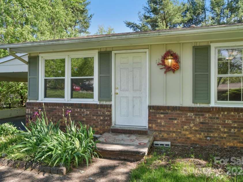 19 Clement Place, Asheville, NC 28805.  MLS# CAR4249307, YatesRealty ID 22582. A one-step front stoop provides easy access.