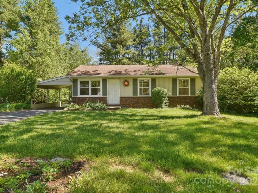 19 Clement Place, Asheville, NC 28805.  MLS# CAR4249307, YatesRealty ID 22582. A rare gem in the desirable Haw Creek Community, 19 Clement Place is minutes from shopping, biking, and hiking.