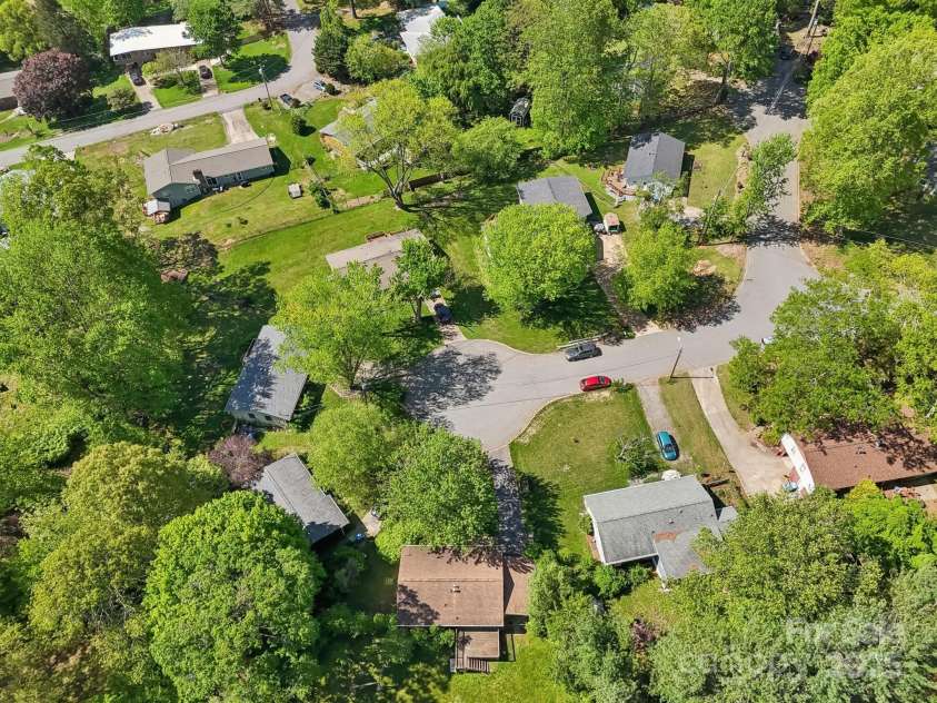 19 Clement Place, Asheville, NC 28805.  MLS# CAR4249307, YatesRealty ID 22582. An abundance of mature trees surround the cul-de-sac.