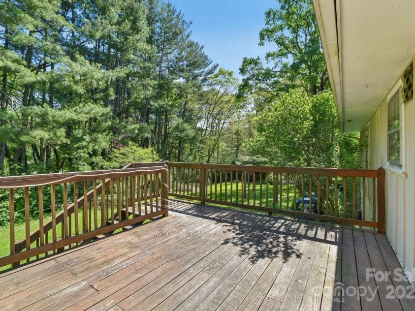 19 Clement Place, Asheville, NC 28805.  MLS# CAR4249307, YatesRealty ID 22582. Have dinner or drinks while you watch dogs or children (or adults) at play.