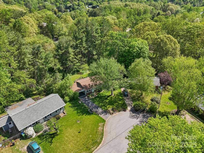 19 Clement Place, Asheville, NC 28805.  MLS# CAR4249307, YatesRealty ID 22582. Private.  Wooded.  Shaded.  Quiet.