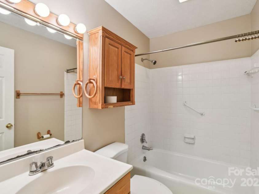 19 Clement Place, Asheville, NC 28805.  MLS# CAR4249307, YatesRealty ID 22582. The hallway bath features a tub and shower.